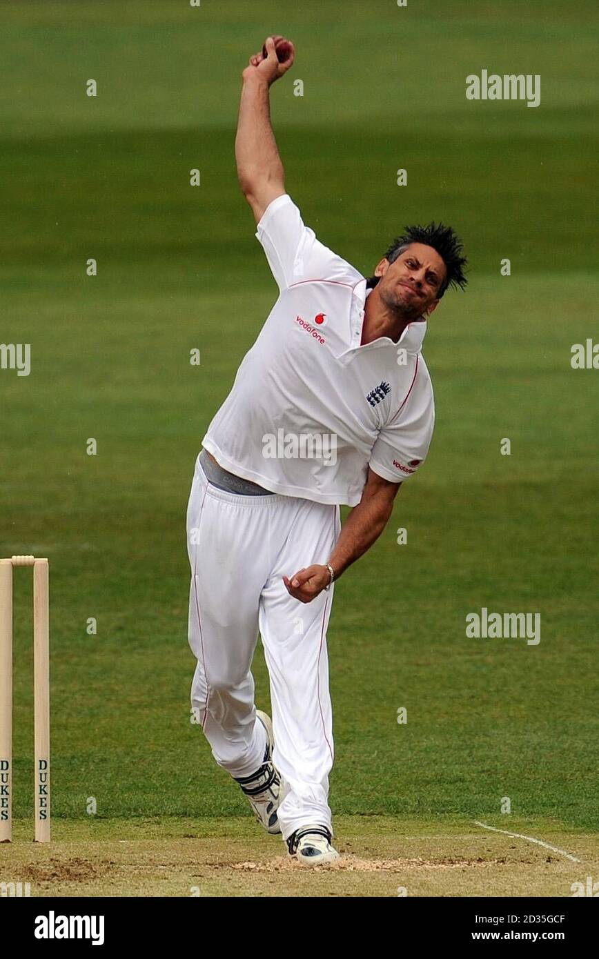 Ciotole Sajid Mahmood dei Lions dell'Inghilterra durante la partita del tour al County Ground, Derby. Foto Stock