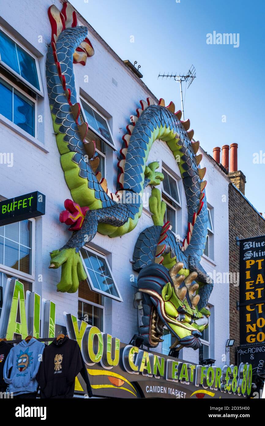 Regno Unito, Londra, Camden. Camden Market ristorante cinese e negozio di fronte che mostra un drago swirling Foto Stock