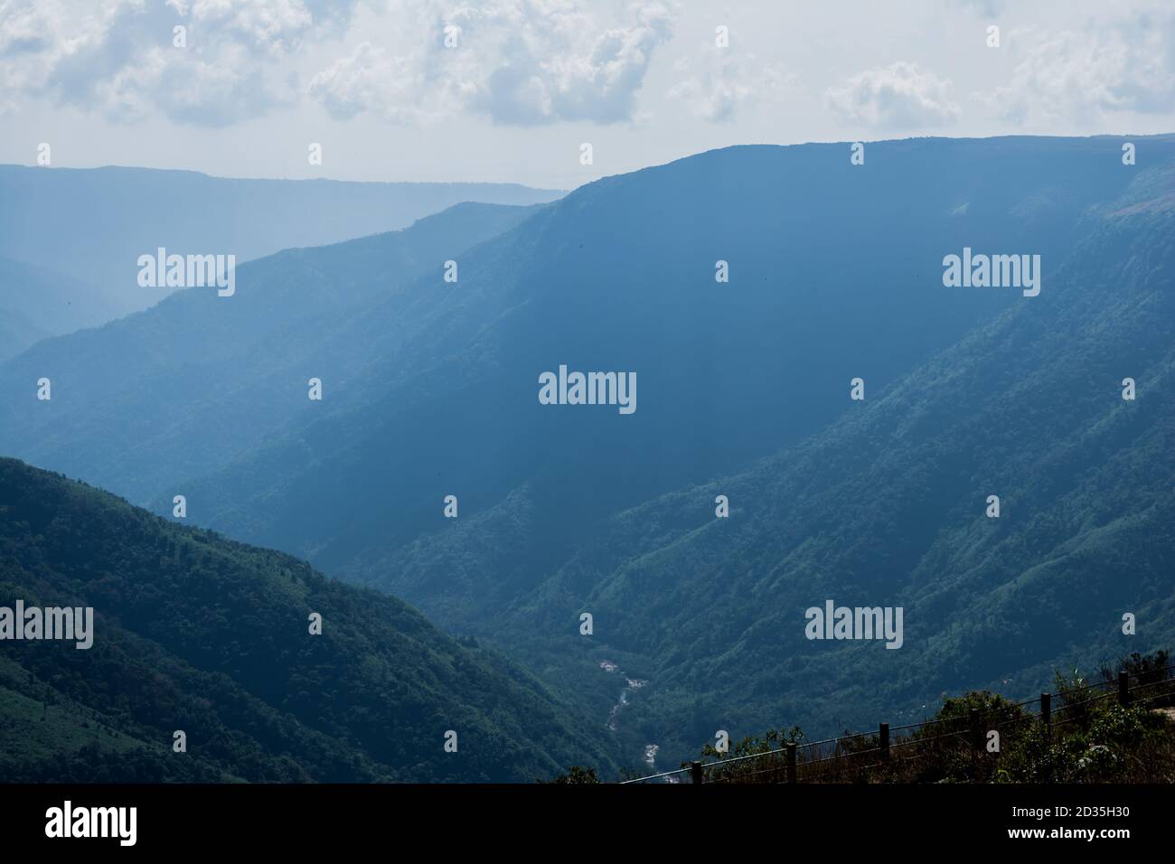 Vista naturale delle montagne ripiegate e delle verdi valli lussureggianti con cielo limpido e nuvole di Cherrapunji, Megalaya, India del Nord Est Foto Stock