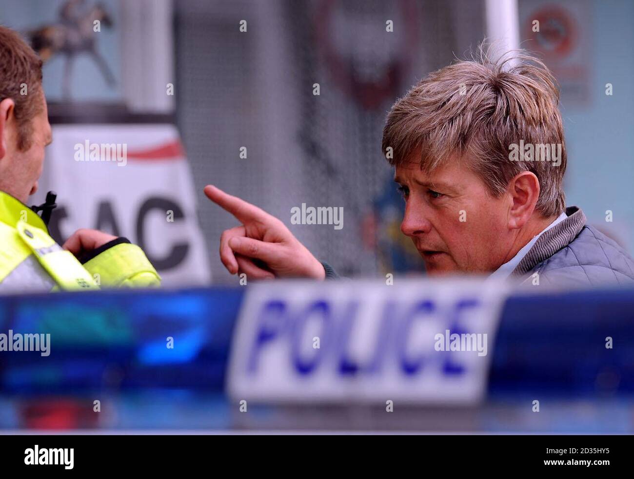 L'addestratore del cavallo da corsa John Quinn parla alla polizia fuori dell'appartamento in Norton, Malton dove due scimini dell'apprendista sono creduti per essere morti oggi e due altri sono stati feriti. Foto Stock
