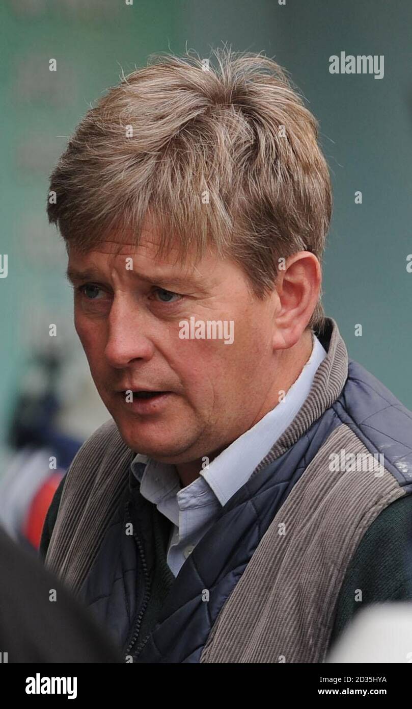 L'addestratore del cavallo da corsa John Quinn parla alla polizia fuori dell'appartamento in Norton, Malton dove due scimini dell'apprendista sono creduti per essere morti oggi e due altri sono stati feriti. Foto Stock