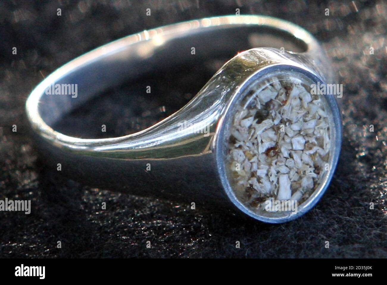 Un anello di segnalazione contenente ceneri cremate, un campione di un regalo disponibile. Steven Howle da Yaxley, Peterborough che ha la malattia di Neuronee del motore ha già pianificato i regali per la sua famiglia fatta con le sue ceneri quando muore. Foto Stock
