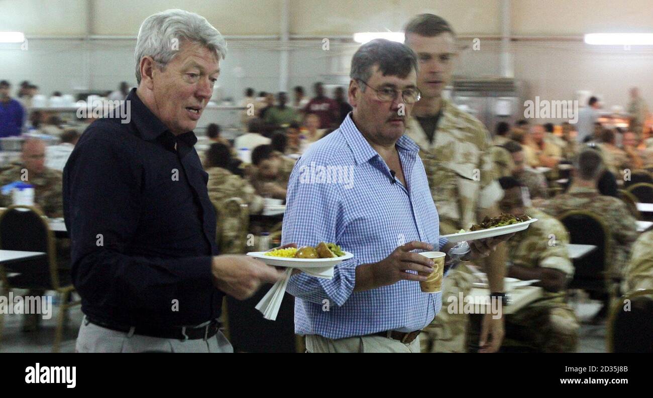 SOTTOPOSTO A EMBARGO FINO alle 0001 lunedì 5 ottobre 2009. Il Segretario della Difesa Bob Ainsworth (a destra) e il Segretario dell'interno Alan Johnson cenano con le truppe del Camp Bastion, nella provincia di Helmand, in Afghanistan, durante una visita congiunta nel paese. Foto Stock