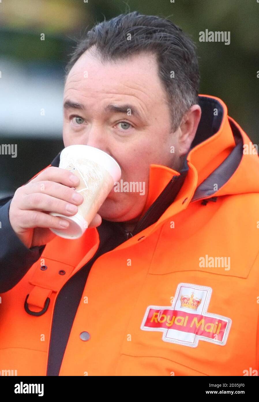 I lavoratori postali nella picket line fuori dal principale centro di elaborazione di Royal Mail a Glasgow. Foto Stock