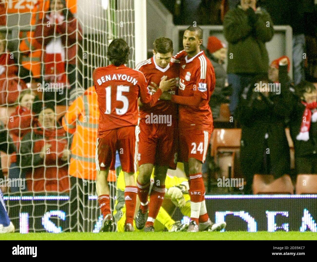 Steven Gerrard di Liverpool festeggia con i suoi compagni di squadra dopo Reading Ryan Bertrand (non nella foto) concede un proprio obiettivo Foto Stock