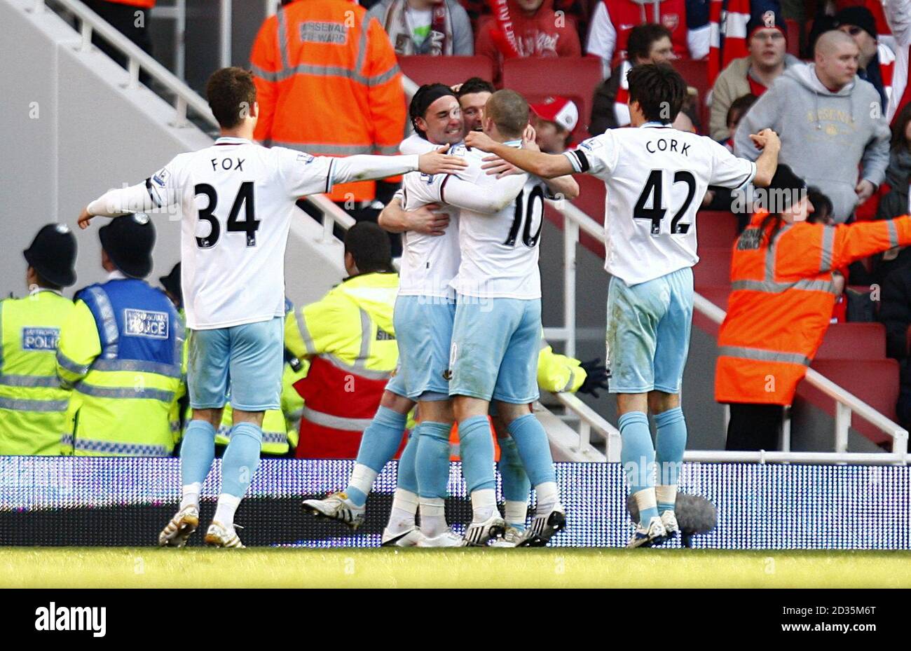 David Nugent di Burnley celebra il punteggio con i suoi compagni di squadra Foto Stock