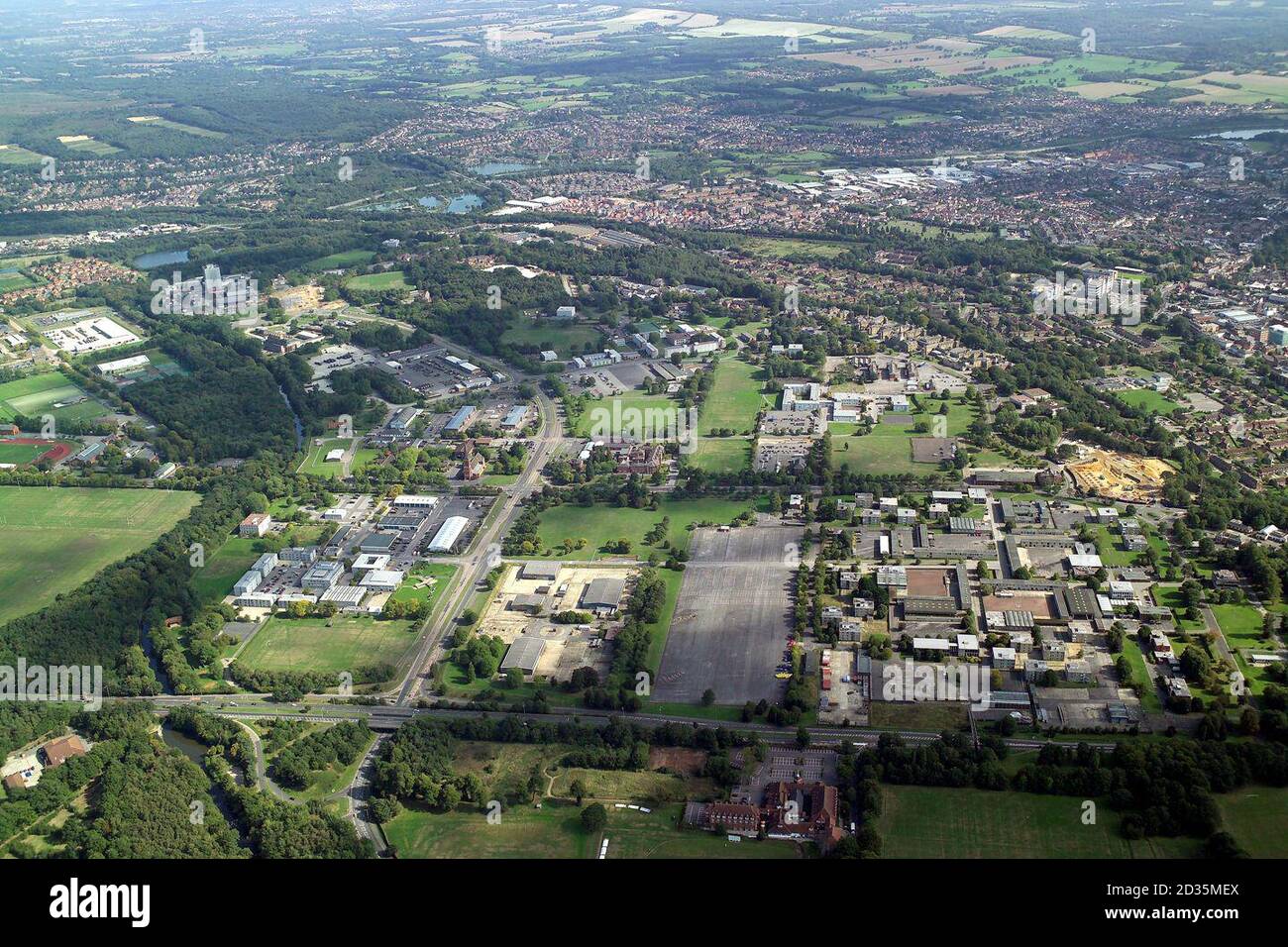 Una vista aerea senza fine di Aldershot nell'Hampshire, casa di diversi reggimenti dell'esercito britannico. La futura espansione di Aldershot per fornire circa 4,500 nuove case si è spostata di un passo più vicino. L'Agenzia per le abitazioni e le Comunità (HCA), in collaborazione con gli Stati di difesa proprietari, Ha chiesto agli sviluppatori di fare un'offerta per risviluppare il sito di 148 ettari di Aldershot Urban Extension (AUE) nell'Hampshire.il brief è di rigenerare il terreno militare in eccesso ad Aldershot Garrison per creare uno schema residenziale ad uso misto di circa 4,500 case insieme a strutture comunitarie, scuole, centri locali e leis Foto Stock