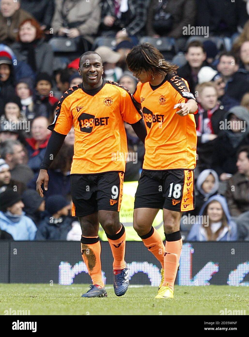 Jason Scotland di Wigan Athletic (a sinistra) festeggia con il compagno di squadra Marcelo Moreno dopo aver segnato il suo primo gol del suo lato del gioco Foto Stock