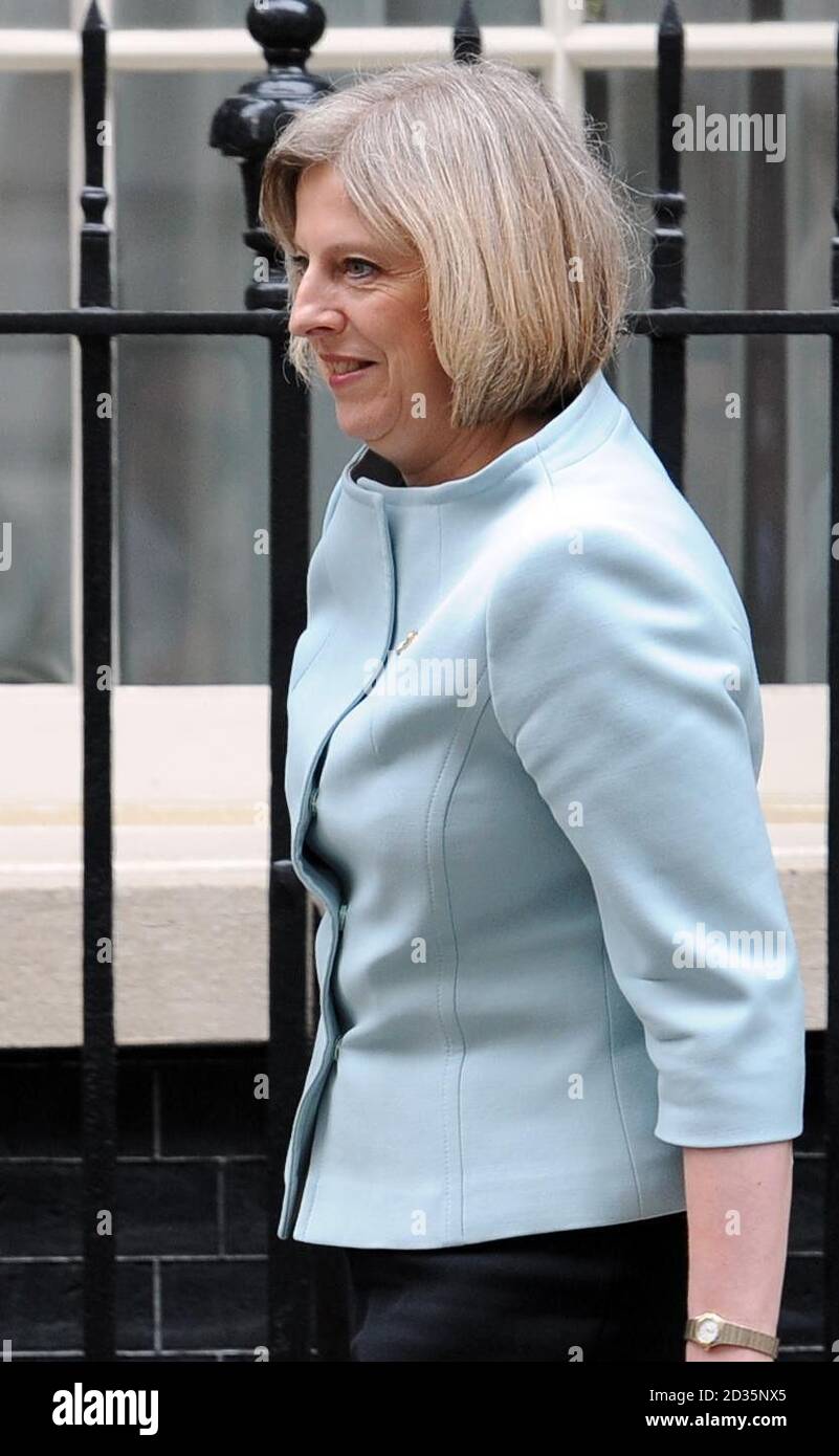 Il Segretario di Stato per l'interno, il Ministro per le Donne e l'uguaglianza Theresa maggio lascia 10 Downing Street dopo la riunione del Gabinetto. Foto Stock