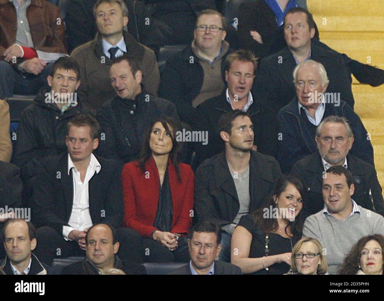 Frank Lampard di Chelsea (centro a destra) guarda la partita dagli stand con la sua fidanzata Christine Bleakley (centro a sinistra) e il padre Frank Lampard SNR (all'estrema destra). Foto Stock
