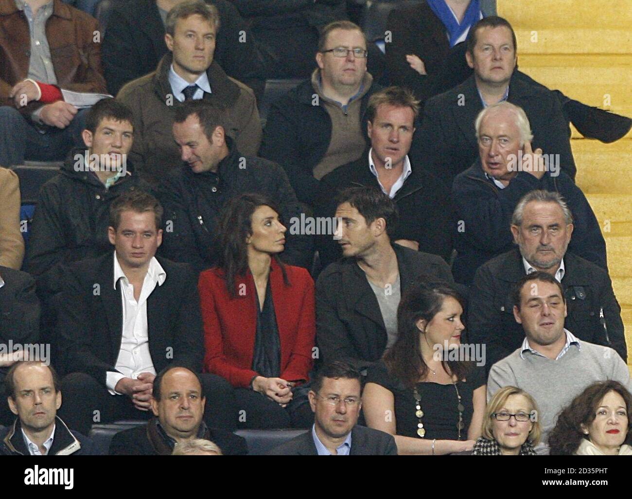 Frank Lampard di Chelsea (centro a destra) guarda la partita dagli stand con la sua fidanzata Christine Bleakley (centro a sinistra) e il padre Frank Lampard SNR (all'estrema destra). Foto Stock