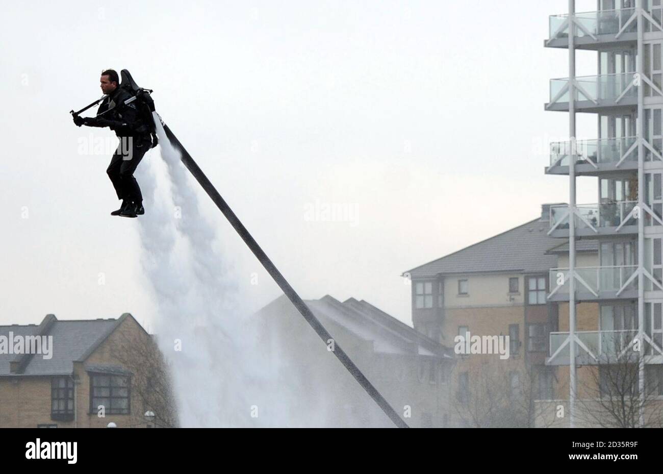 Un uomo su un Jetlev-Flyer durante il London International Boat Show, tenuto a Excel nella parte est di Londra. Foto Stock