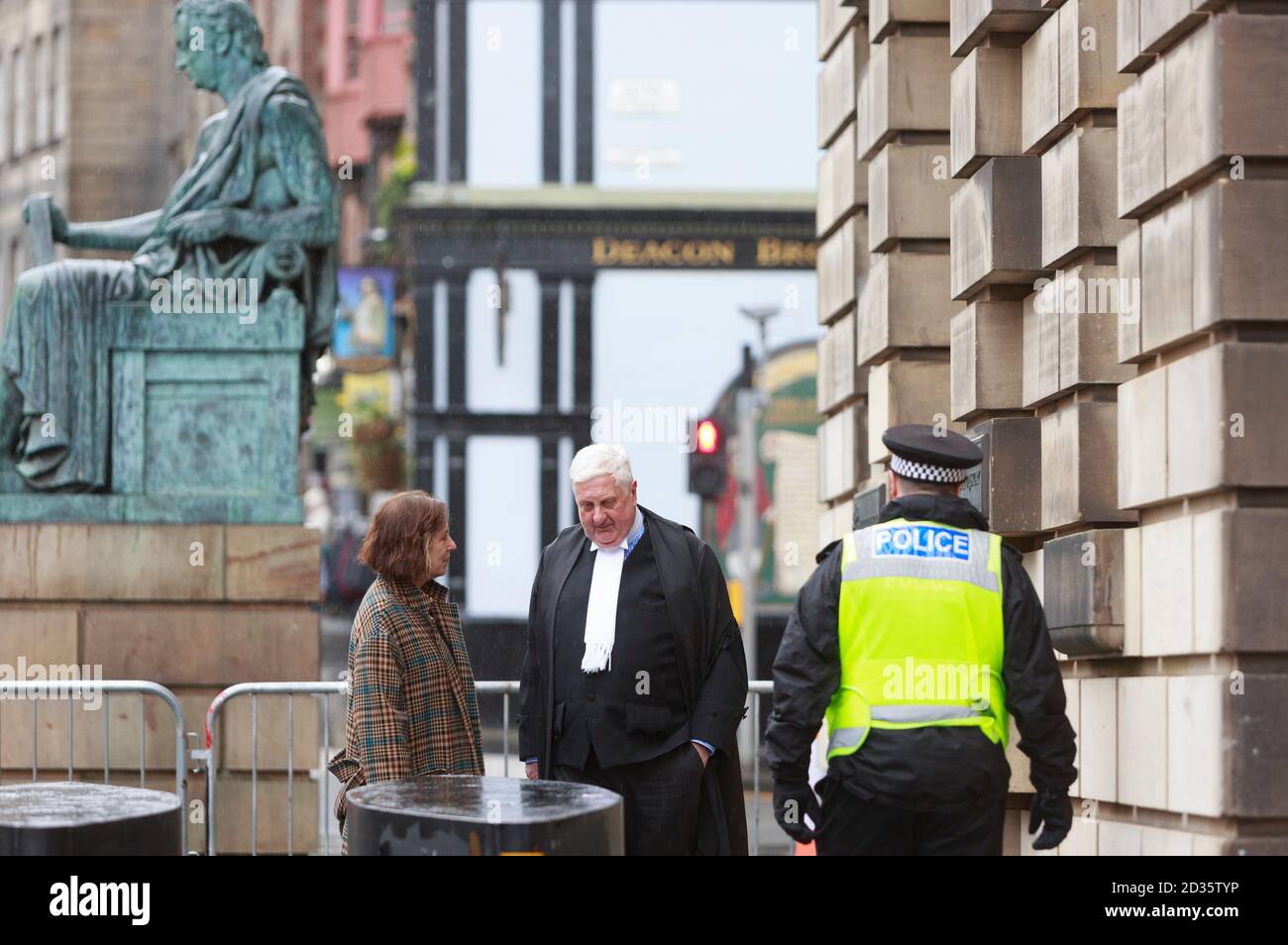 Edimburgo. Scozia. Regno Unito 17 marzo 2020. Gordon Jackson parte alla High Court di Edimburgo il sette giorni del processo di Alex Salmond. Pako Mera Foto Stock
