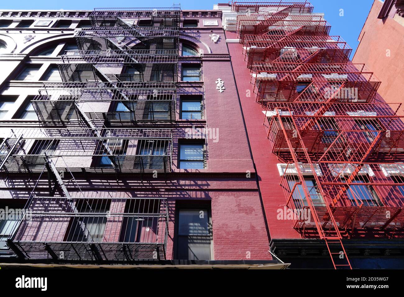 NEW YORK CITY, NY -27 SET 2020 - Vista delle uscite di emergenza delle fughe di fuoco all'esterno di vecchi edifici a Chinatown, Manhattan, New York City. Foto Stock