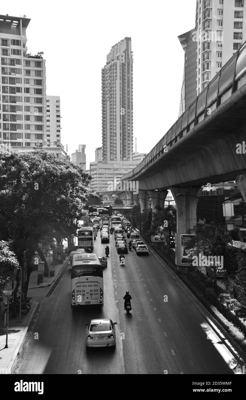 Strada trafficata a Bangkok tra grattacieli Foto Stock