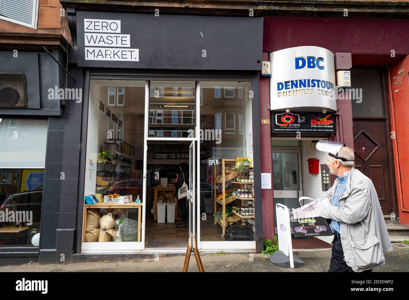 Glasgow, Scozia, Regno Unito. 7 ottobre 2020. La rivista Time out ha nominato Dennistoun nell'East End di Glasgow come uno dei quartieri più alla moda del mondo. Nella foto; Zero Waste Market drogheria che non fornisce sacchi o imballaggi ai clienti. Iain Masterton/Alamy Live News Foto Stock