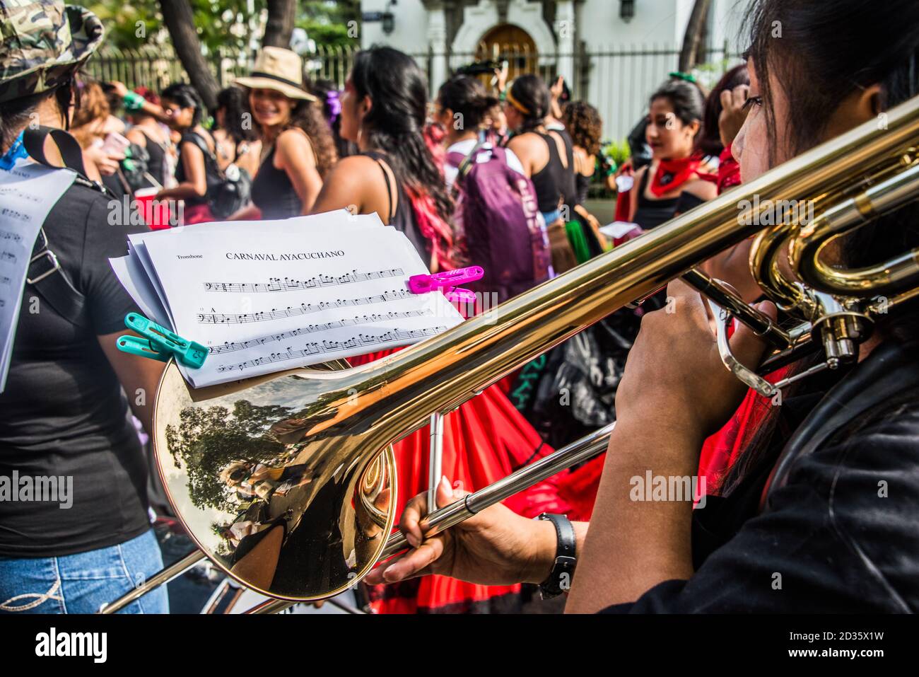 Donne del gruppo attivista 'Siamo 2074' che marciano, suonando musica dal vivo e ballando per le strade in solidarietà durante la Giornata Internazionale delle Donne 2020, Perù Foto Stock