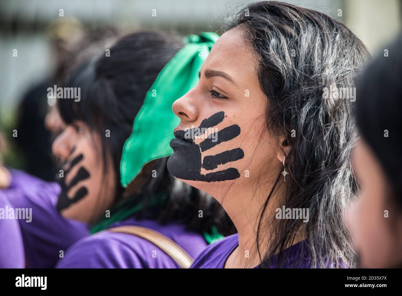 Donne manifestanti con volti dipinti durante la Giornata Internazionale della Donna 2020 marzo a Lima, Perù Foto Stock