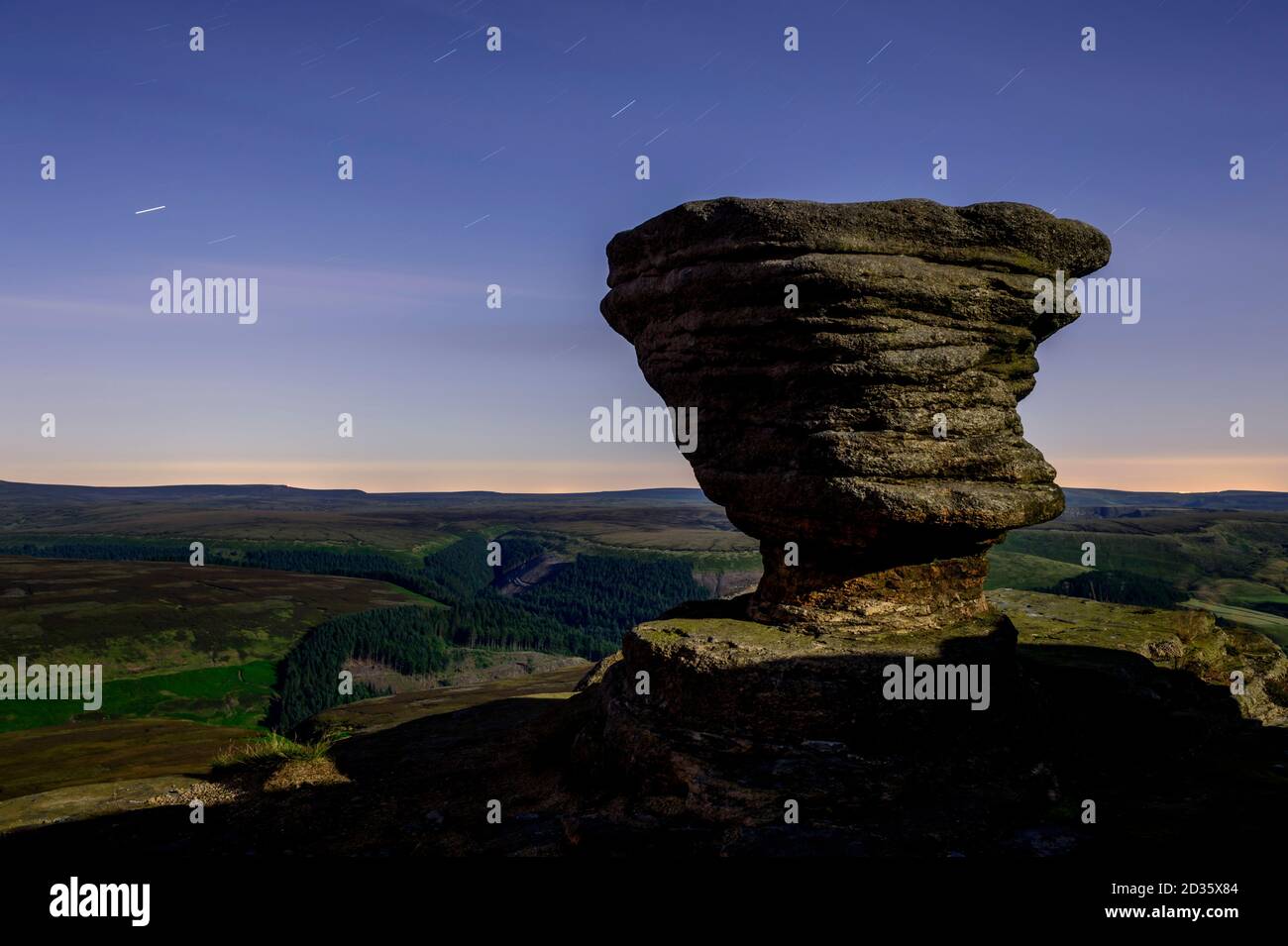 Formazione rocciosa alle intemperie illuminata dalla luna piena, Fairbrook Naze, Kinder Scout, Derbyshire, Peak District, Inghilterra, Regno Unito Foto Stock
