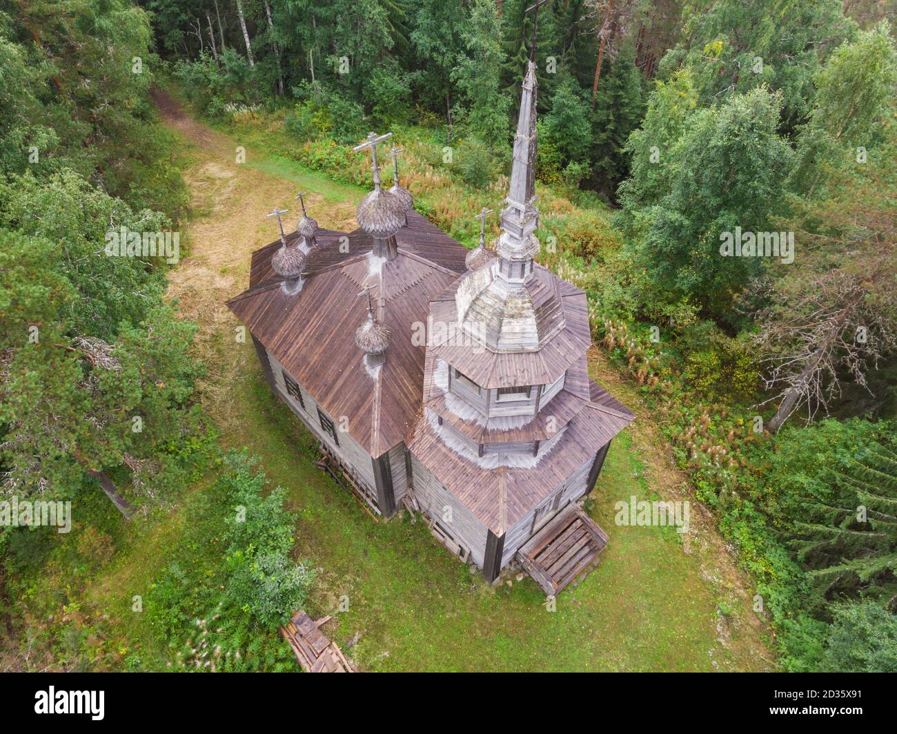 Agosto 2020. Khizhgora. Un antico tempio in legno nella foresta. Russia, regione di Arkhangelsk Foto Stock