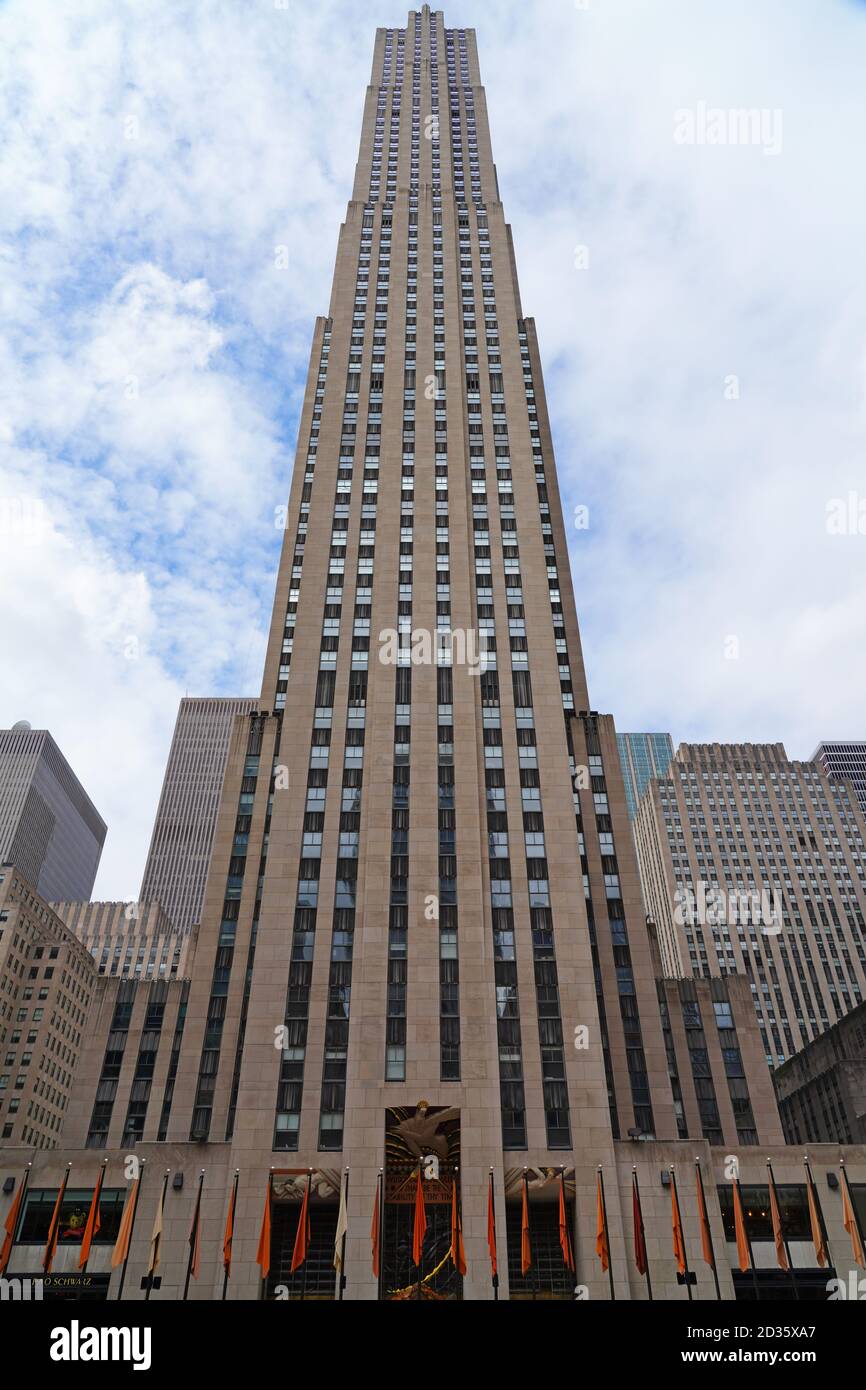 NEW YORK CITY, NY -27 SET 2020 - Vista del 30 Rockefeller Plaza (Comcast Building), un edificio storico in stile Art Deco sede della NBC situato nel centro di M. Foto Stock