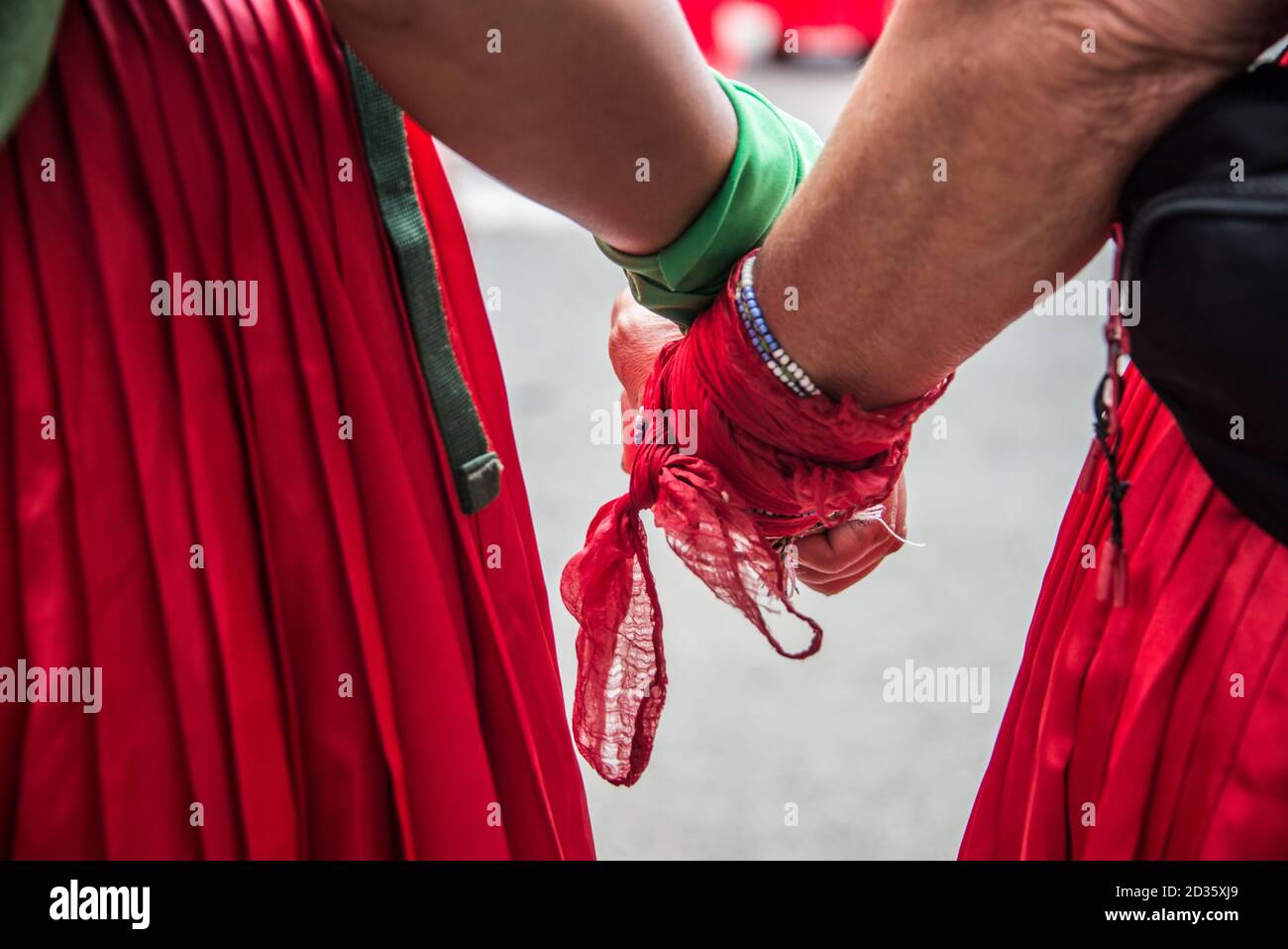Donne del gruppo attivista 'Siamo 2074' che tengono le mani, marciando e ballando per le strade in solidarietà durante la Giornata Internazionale delle Donne 2020 Foto Stock