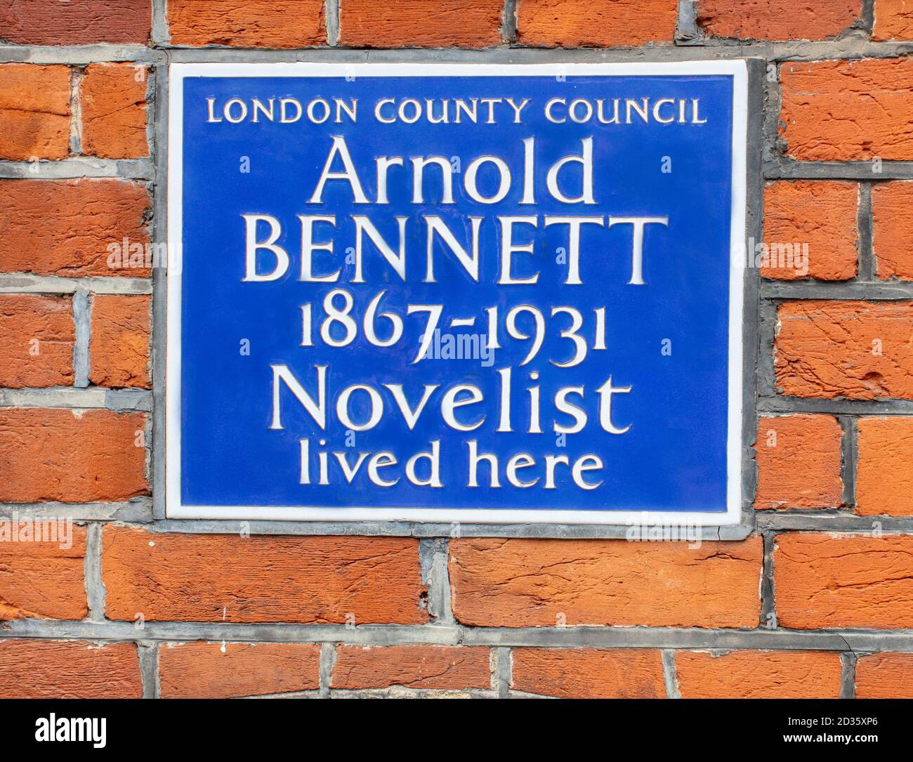 Inglese Heritage Blue Plaque commemorante il romanziere Arnold Bennett (1867-1931), 79 Cadogan Square, Londra SW1X 0DY Foto Stock