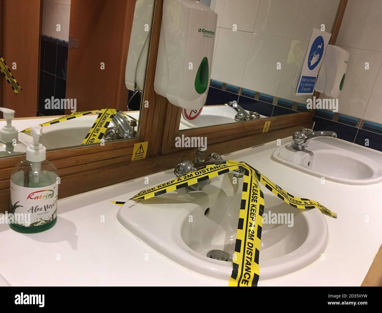 Servizi per il bagno - inclusi servizi igienici, orinatoi e lavelli, tappati a causa delle linee guida di distanza del coronavirus, Scozia, settembre 2020. Foto Stock