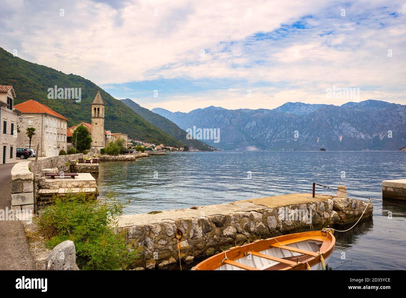 Pittoresco villaggio mediterraneo con case in pietra contro le montagne grigie, Montenegro, Baia di Cattaro (mare Adriatico), Stoliv villaggio. Concetto di viaggio, Foto Stock