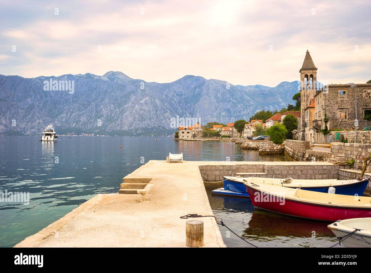 Pittoresco villaggio mediterraneo con case in pietra contro le montagne grigie, Montenegro, Baia di Cattaro (mare Adriatico), Stoliv villaggio. Concetto di viaggio, Foto Stock