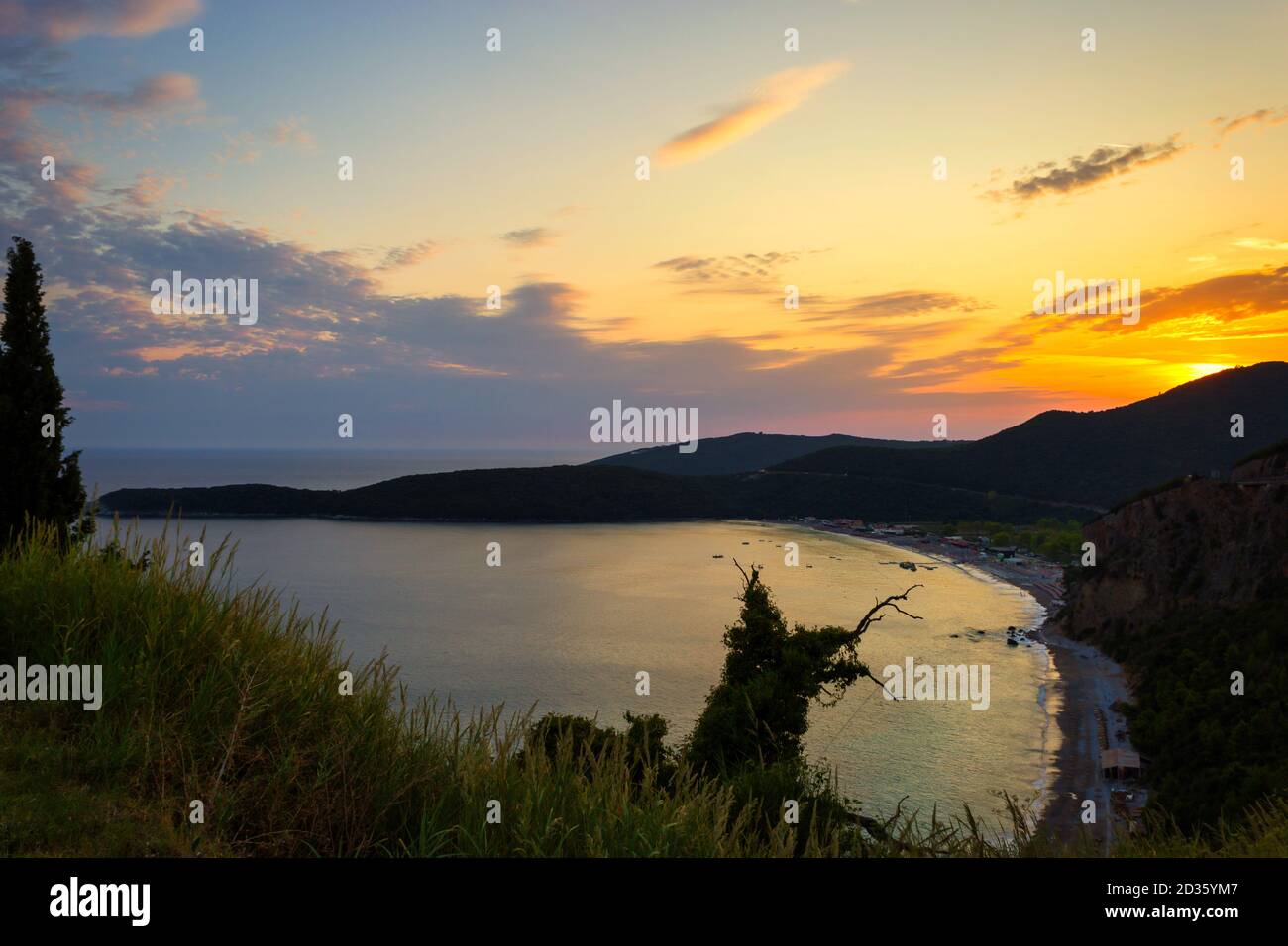 Bellissimo tramonto sulla spiaggia di Jaz vicino a Budva in Montenegro (Mare Adriatico), Europa. Concetto di viaggio, sfondo. Foto Stock