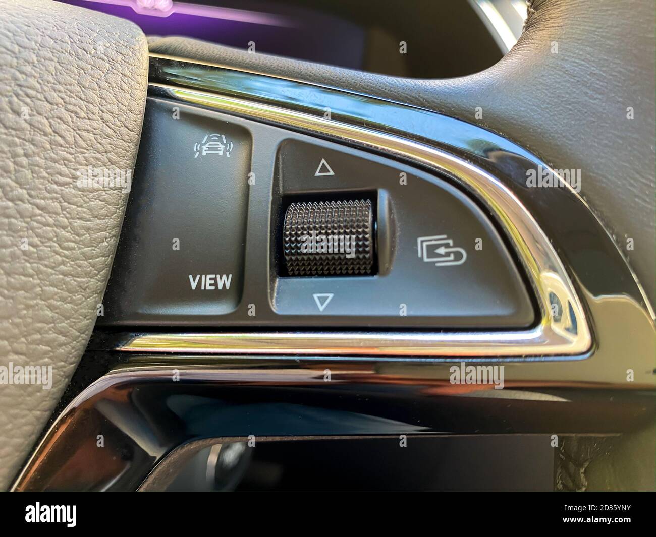 Primo piano di un comando a pulsanti sul volante Foto Stock