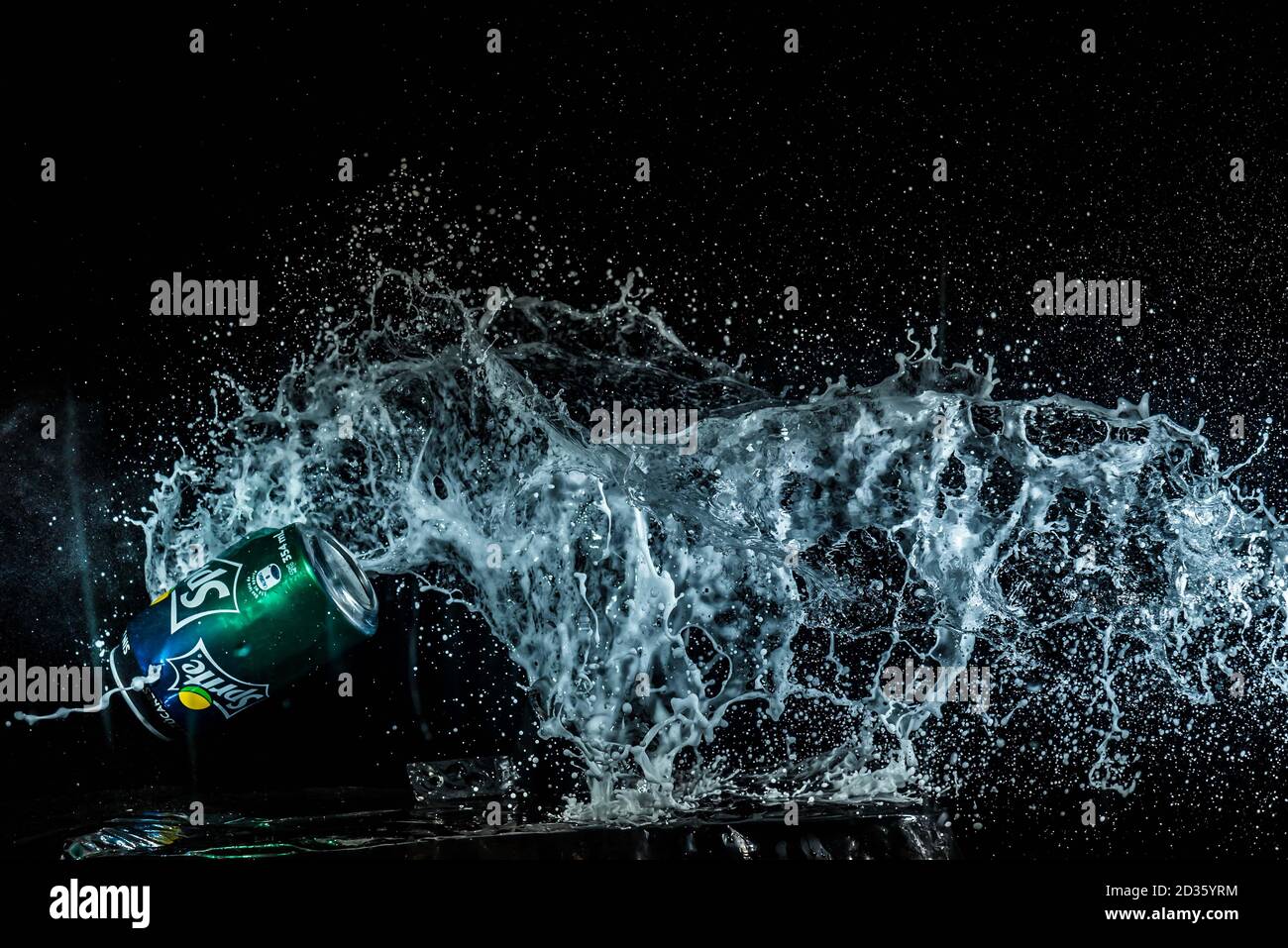 Buenos Aires, Argentina-Ottobre, 2019: Foto ad alta velocità di esplosione lattina di soda. Concept, foto ad alta velocità Foto Stock