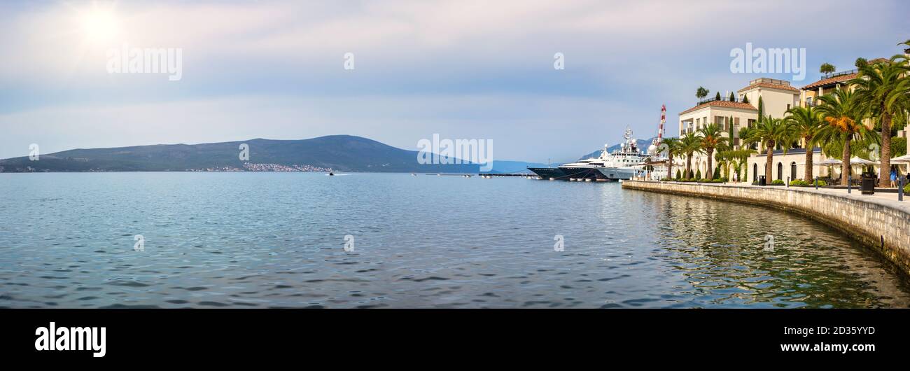 Bella foto panoramica del lungomare di Tivat e porto Montenegro marina nell'Adriatico, Montenegro, Baia di Cattaro. Concetto di viaggio, sfondo. Foto Stock