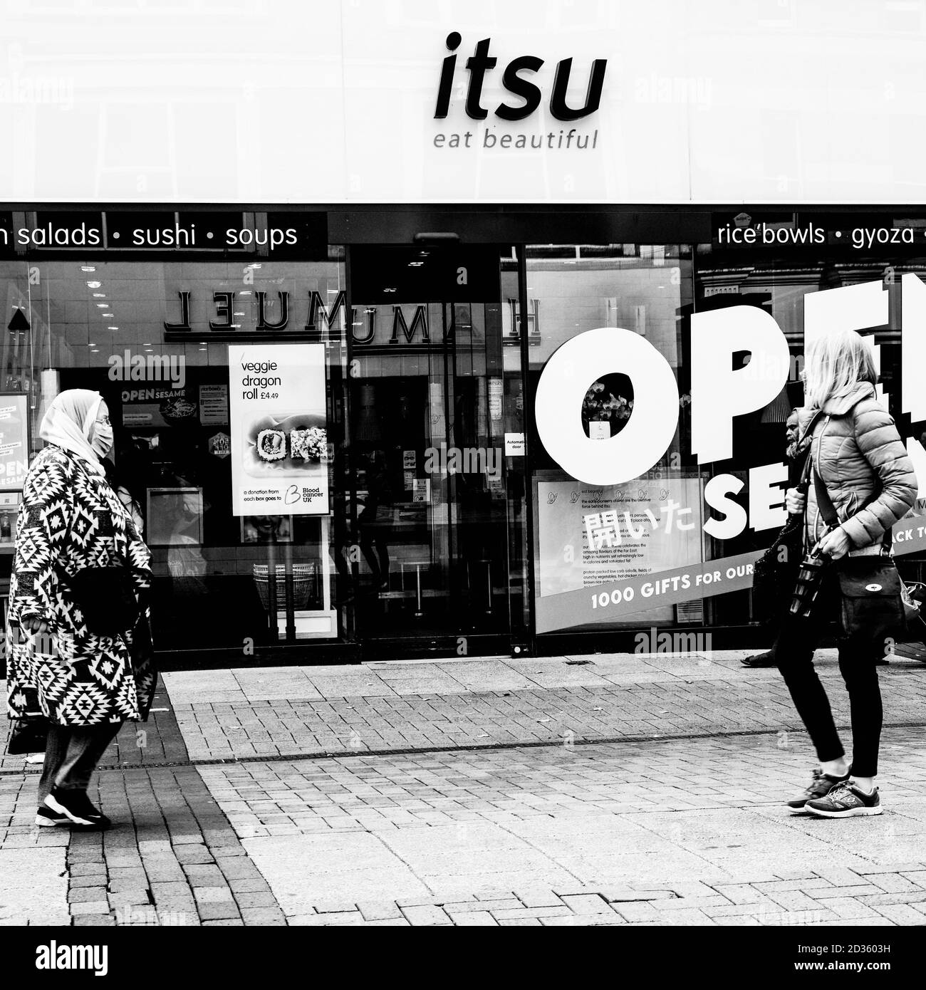 Londra UK Ottobre 06 2020, Giapponese o Asiatico stile Itsu Resaurant Shop Window with People Walking Past durante COVID-19 Foto Stock