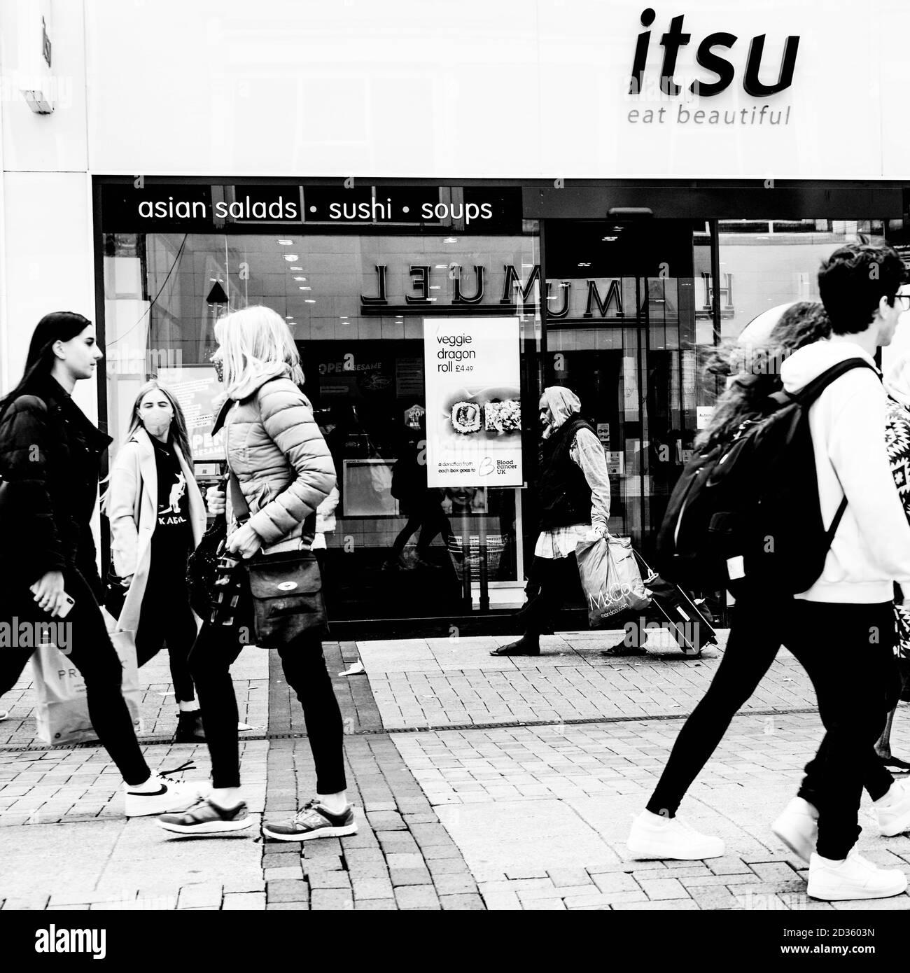 Londra UK Ottobre 06 2020, Giapponese o Asiatico stile Itsu Resaurant Shop Window with People Walking Past durante COVID-19 Foto Stock