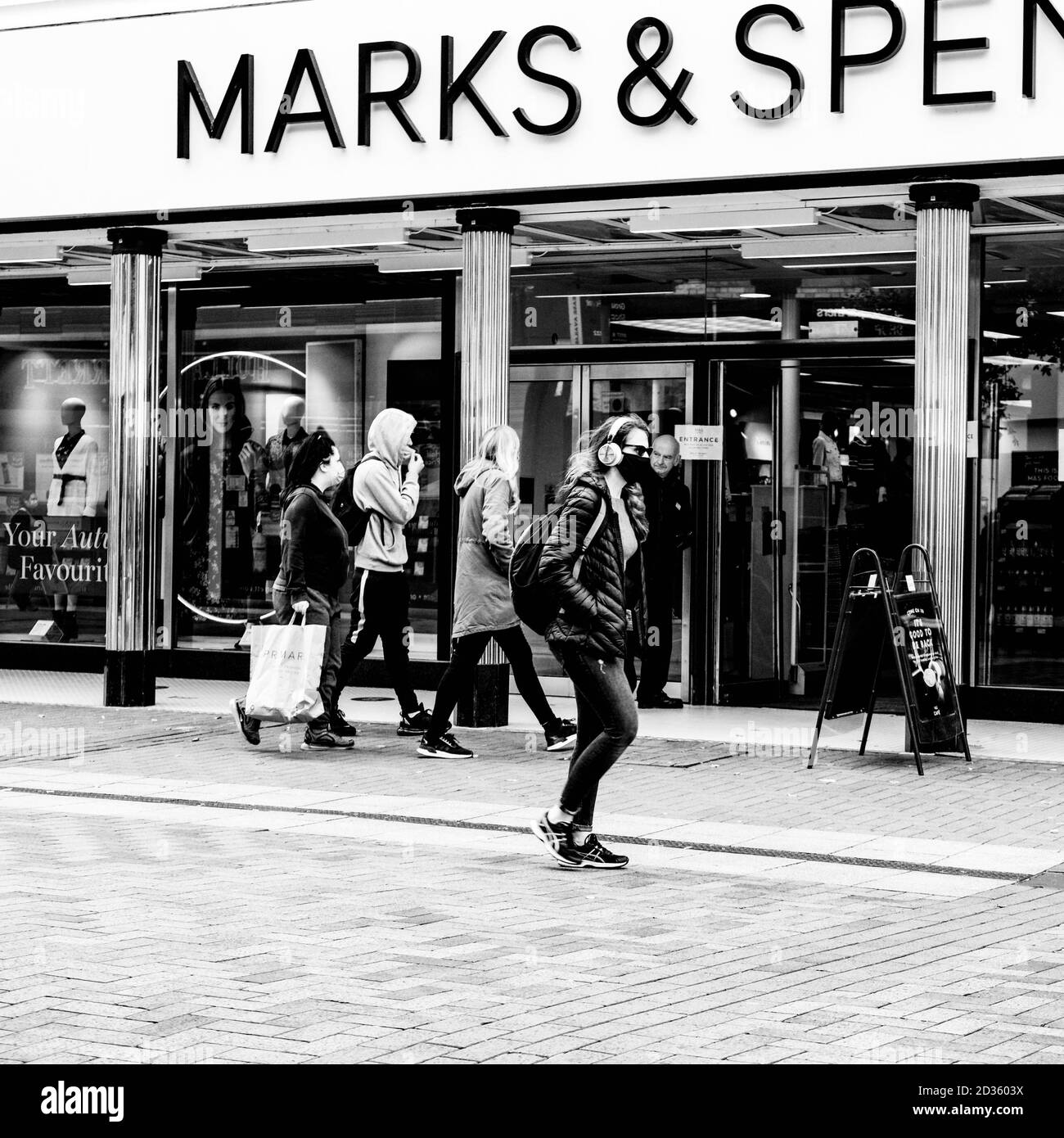Londra UK Ottobre 06 2020, People Walking Past Marks and Spencer Shop Front durante il COVID-19 Foto Stock