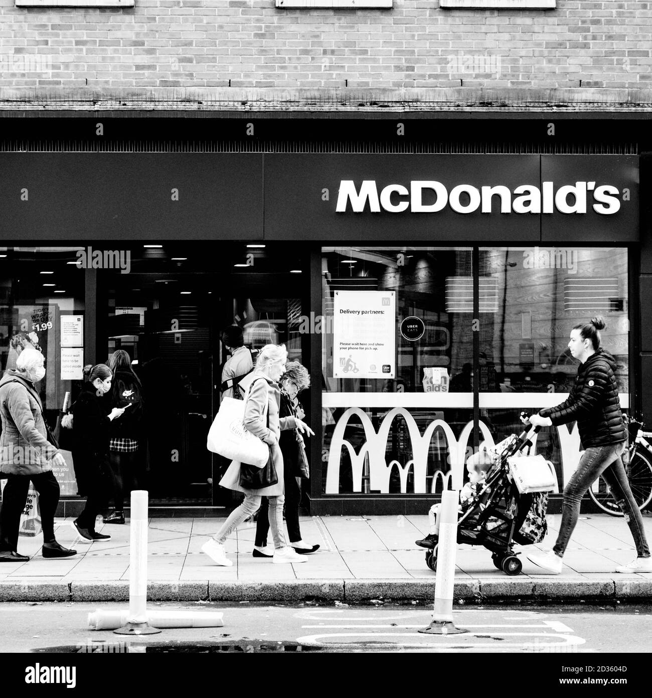 Londra UK Ottobre 06 2020, People Walking oltre UN ristorante fast food McDonalds durante il COVID-19 Foto Stock