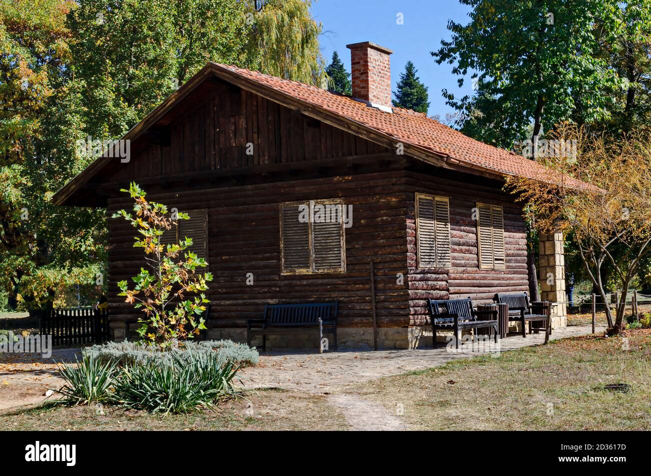 Foresta casa di legno nel Parco Nazionale di Vrana, Sofia, Bulgaria, Europa Foto Stock