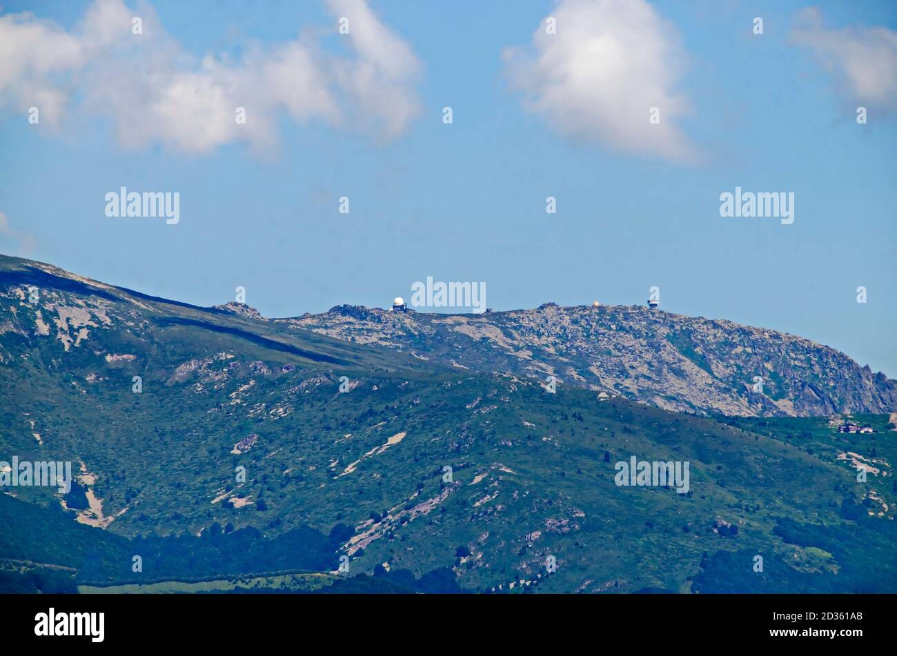 Destinazione turistica e sistema radar Cherni Vrah sulla montagna Vitosha, parco nazionale vicino Sofia, Bulgaria Foto Stock