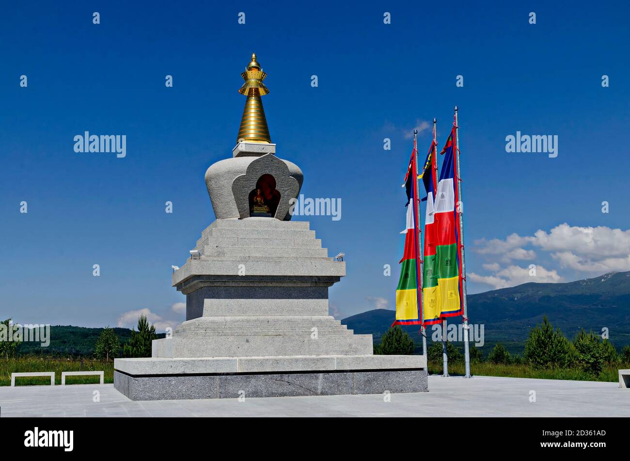 Vista della stupa buddisti Sofia nel centro di ritiri Plana - Diamondway Buddismo Bulgaria vicino dal Vitosha, Rila, Pirin e montagne balcaniche Foto Stock