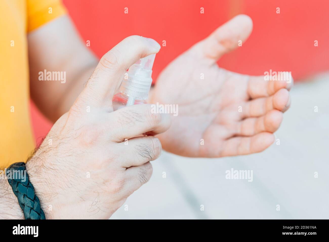 Mano dell'uomo che applica l'alcool. Concetto di assistenza sanitaria. Foto Stock