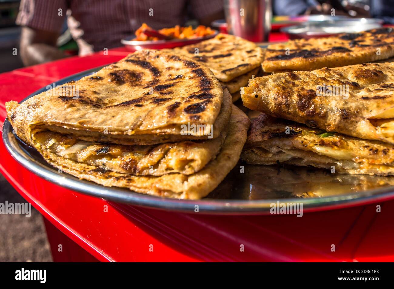 Gustosa colazione indiana, Parata con cagliata e tè, colazione indiana. Foto Stock