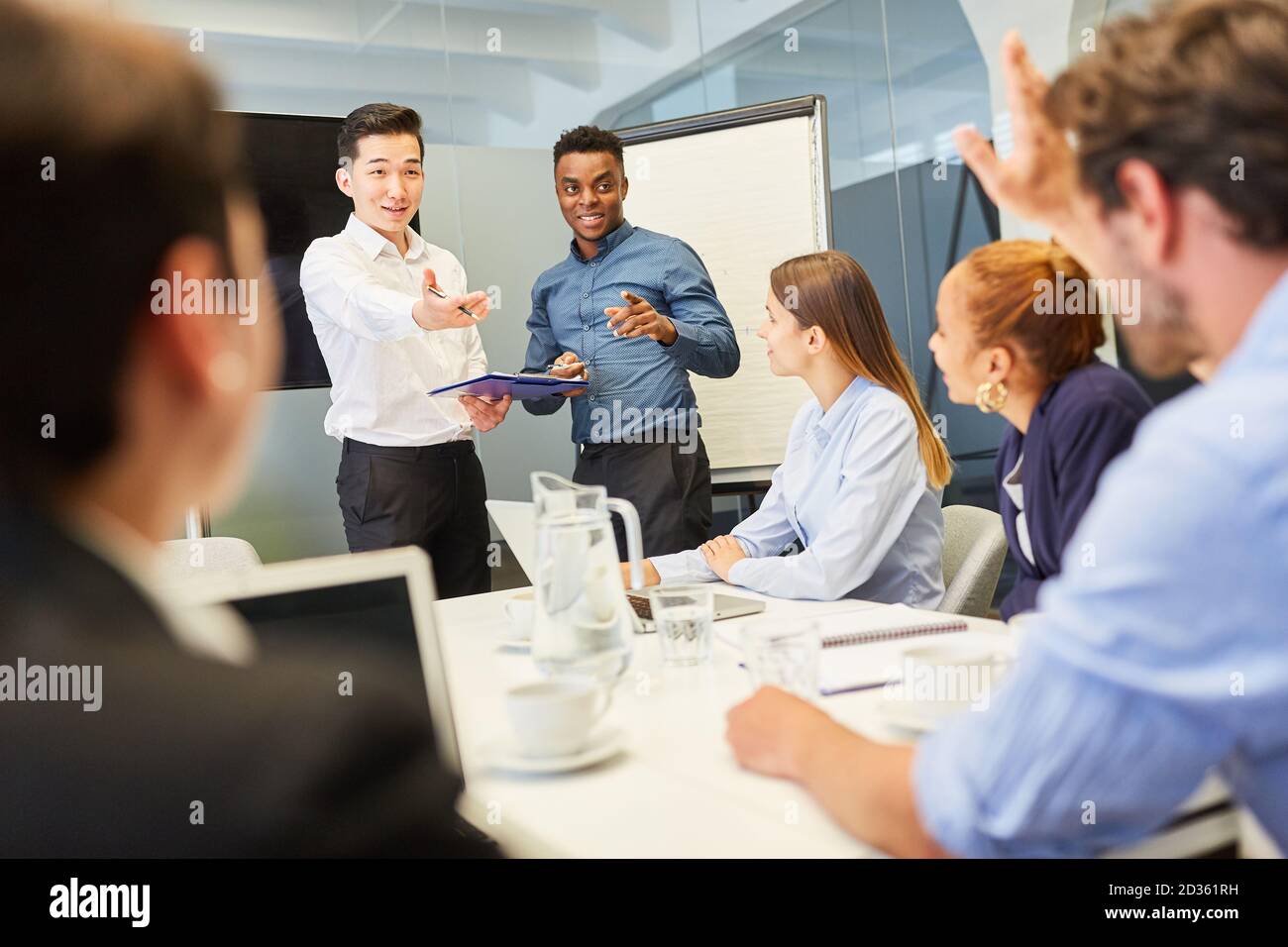 Persone del team di start-up che hanno una discussione insieme in una riunione o in officina Foto Stock