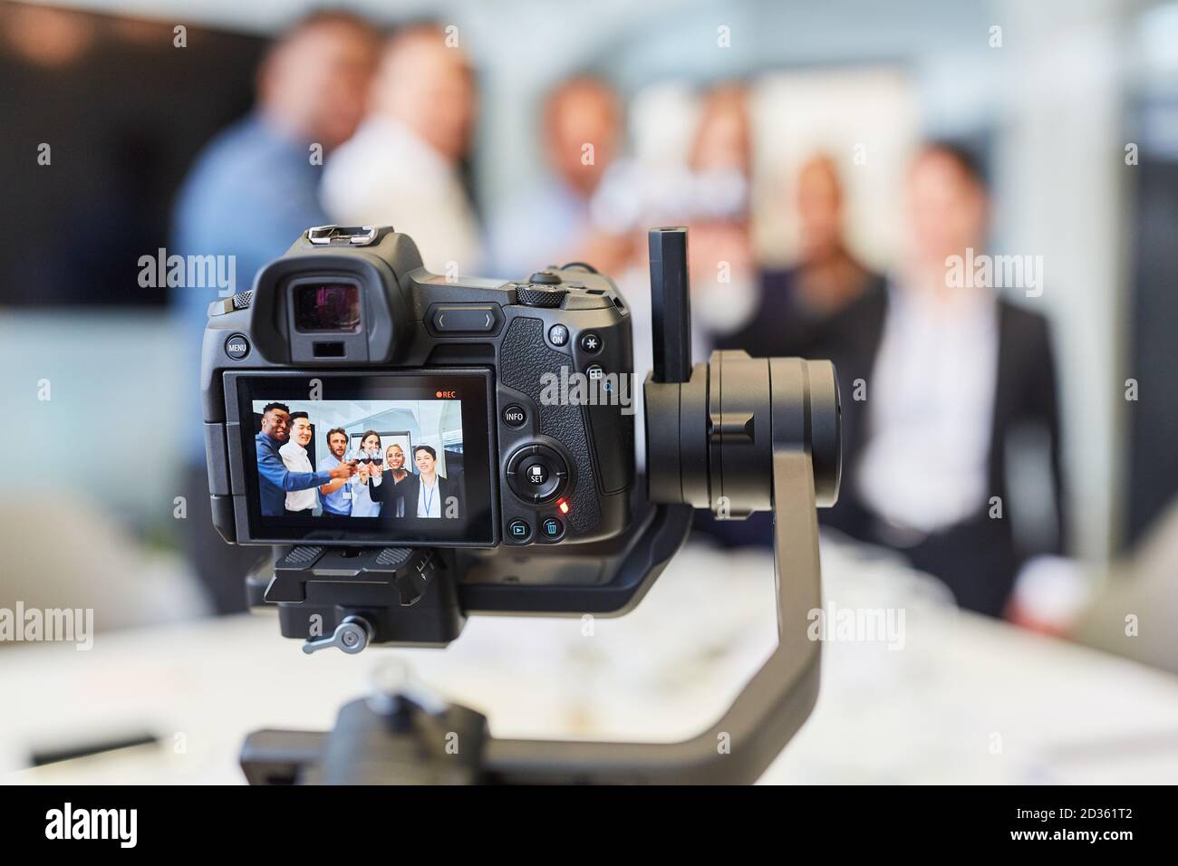 Videocamera che registra un party aziendale per lo streaming online in tempo reale Foto Stock