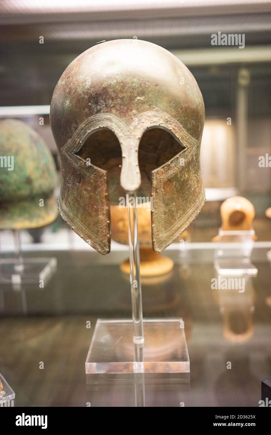 Casco greco, Italia meridionale 350BC nel British Museum Foto Stock