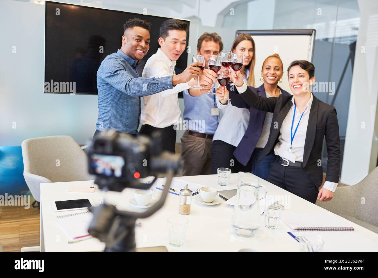 Il gruppo di persone aziendali arresta lo streaming online per i colleghi in quarantena Foto Stock