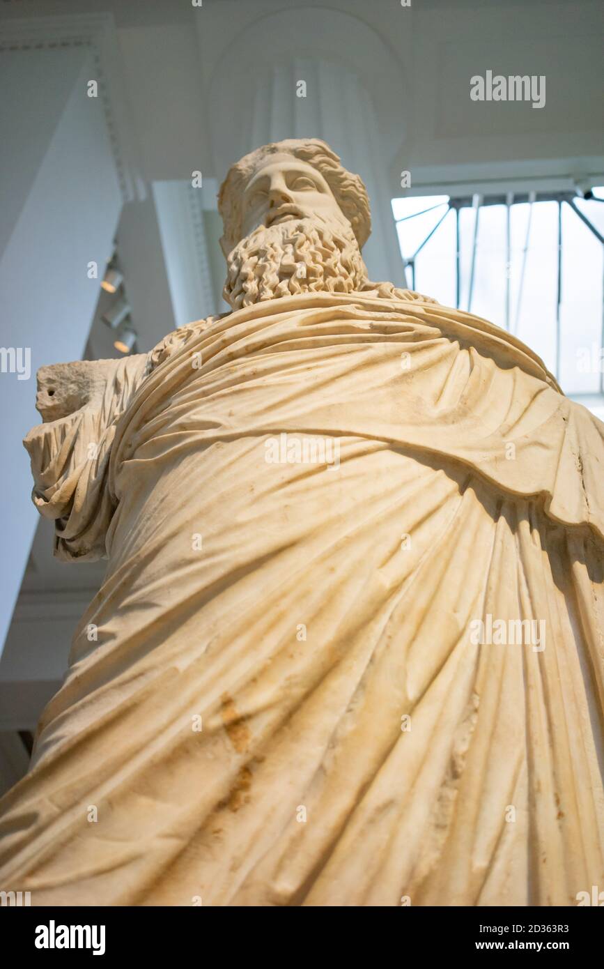 Statua in marmo di un Dio greco nel British Museum di Londra, Regno Unito. Foto Stock