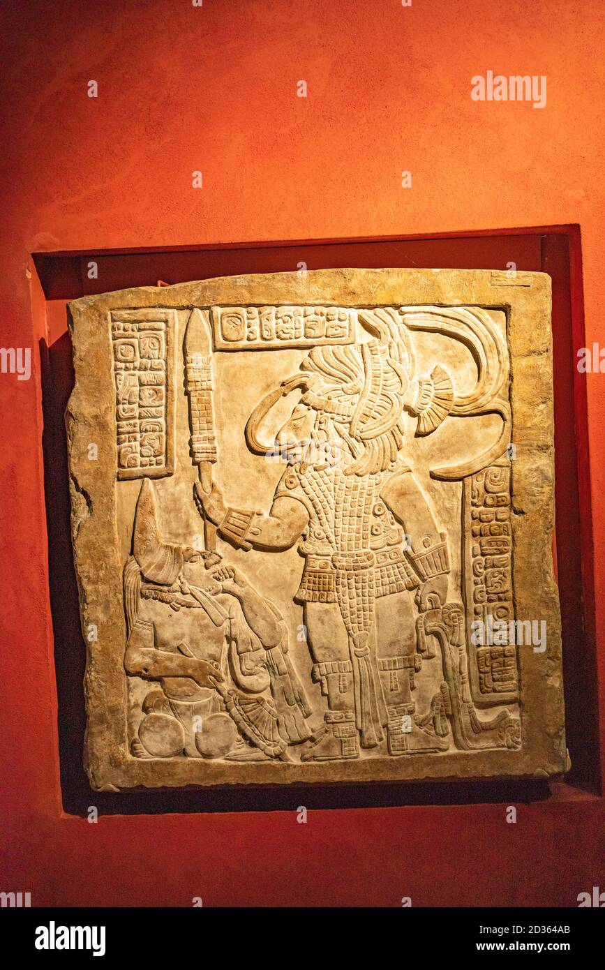 Scolpiti nella pietra pannello azteca nel British Museum a Londra Inghilterra Foto Stock