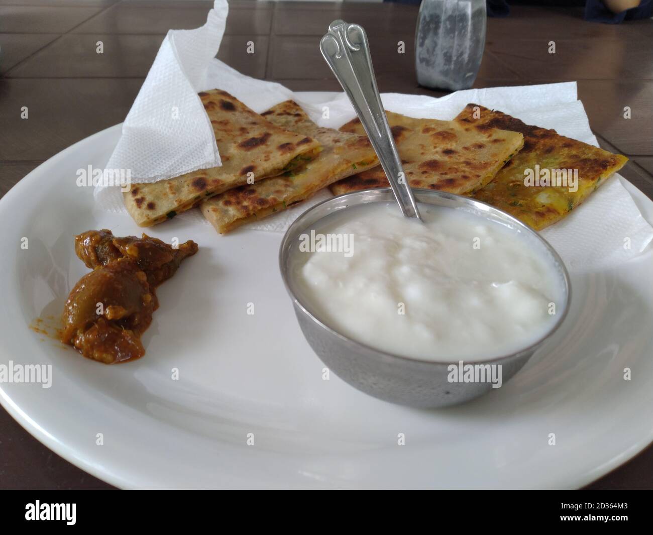 Gustosa colazione indiana, Parata con cagliata e tè, colazione indiana. Foto Stock